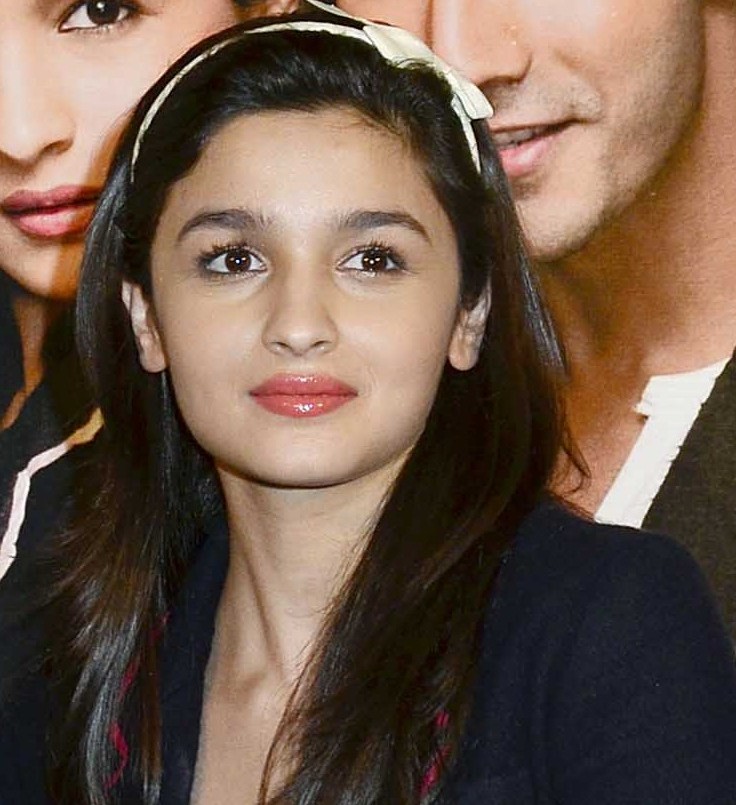 Alia Bhatt Hot Kiss Hd