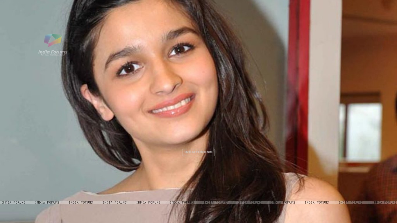 Alia Bhatt Hot Wallpaper Free Download