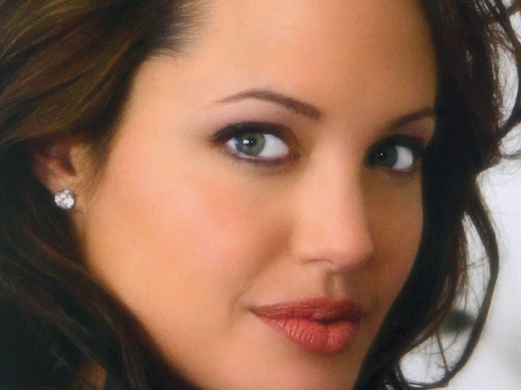 Angelina Jolie Wallpaper 2009