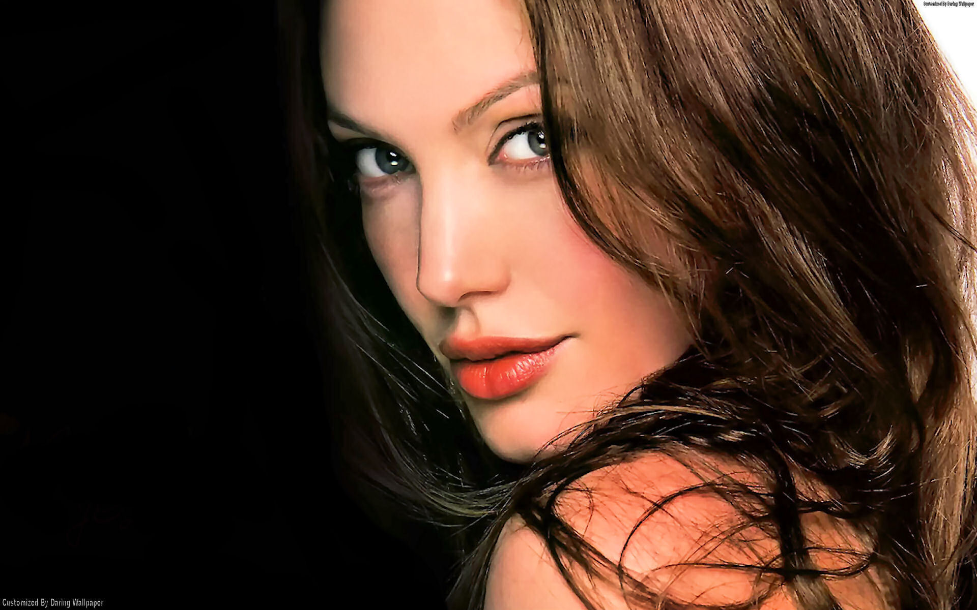 Angelina Jolie Wallpaper 2009