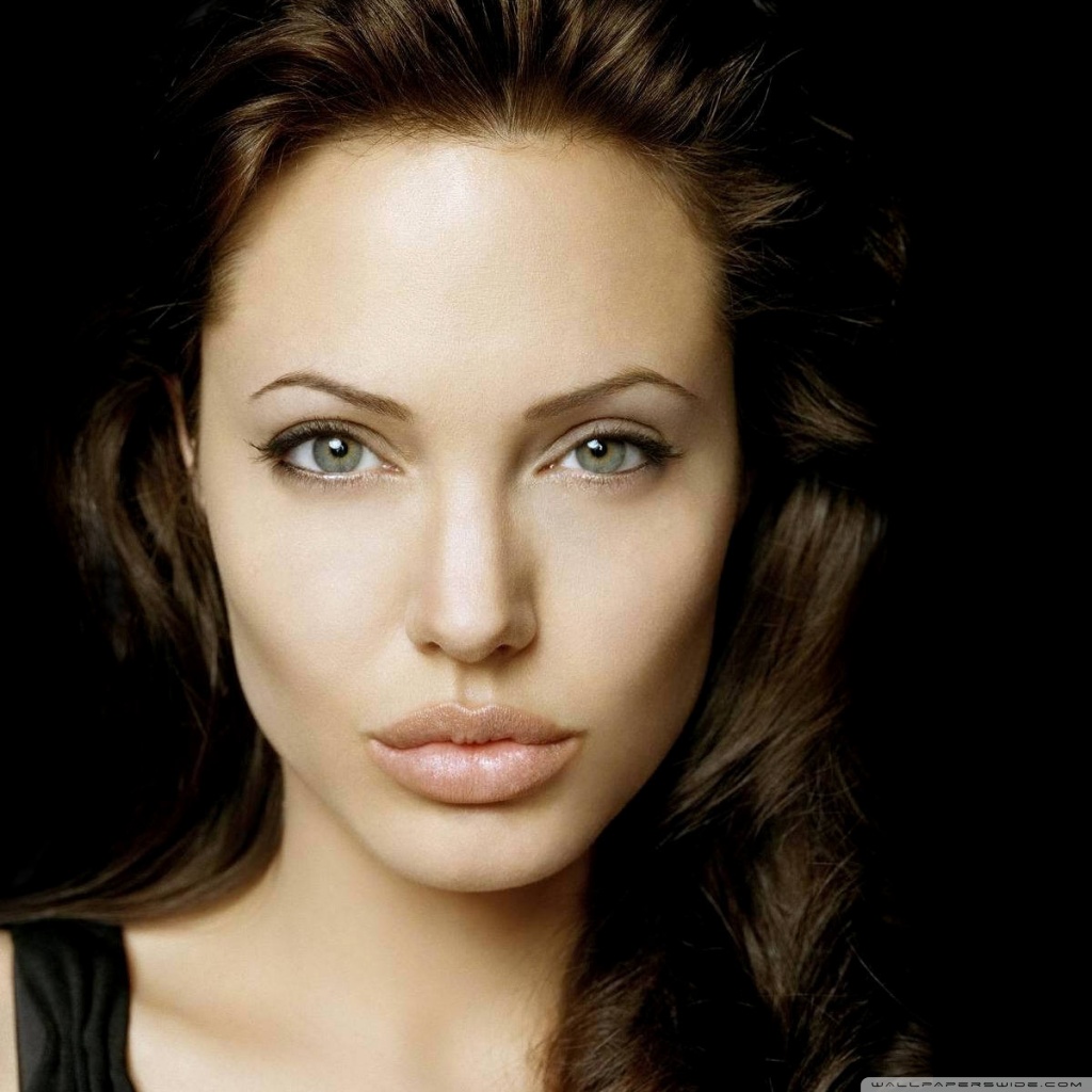 Angelina Jolie Wallpaper 2009