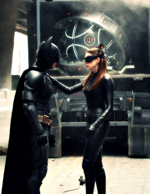 Catwoman And Batman Kiss Dark Knight Rises