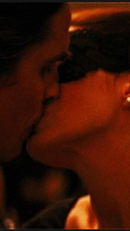 Catwoman And Batman Kiss Dark Knight Rises