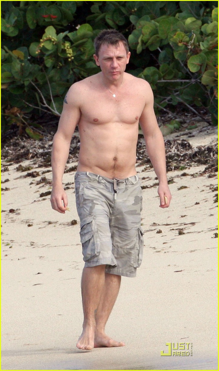 Daniel Craig Shirtless