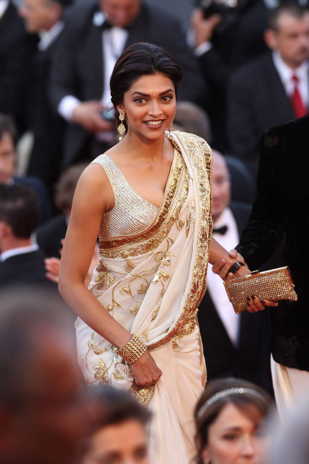 Deepika Padukone Hot Images In Saree