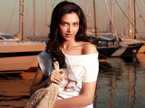 Deepika Padukone In Saree In Desi Boyz