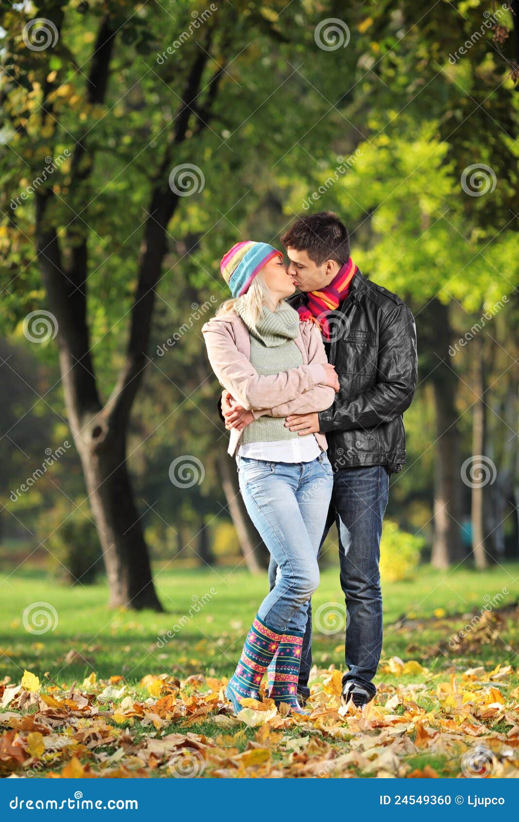 Images Of Love Couples Kissing