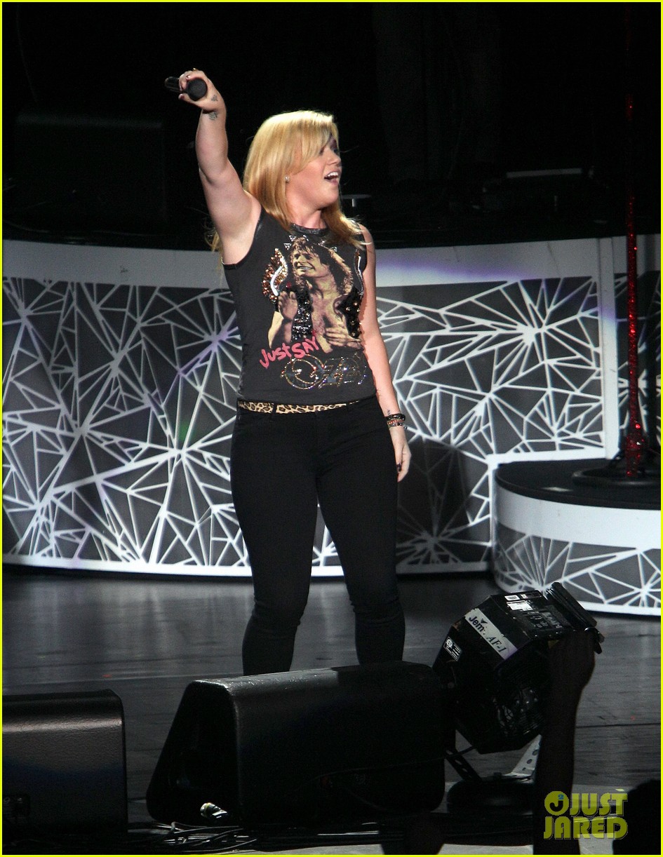 Kelly Clarkson 2012 Concert