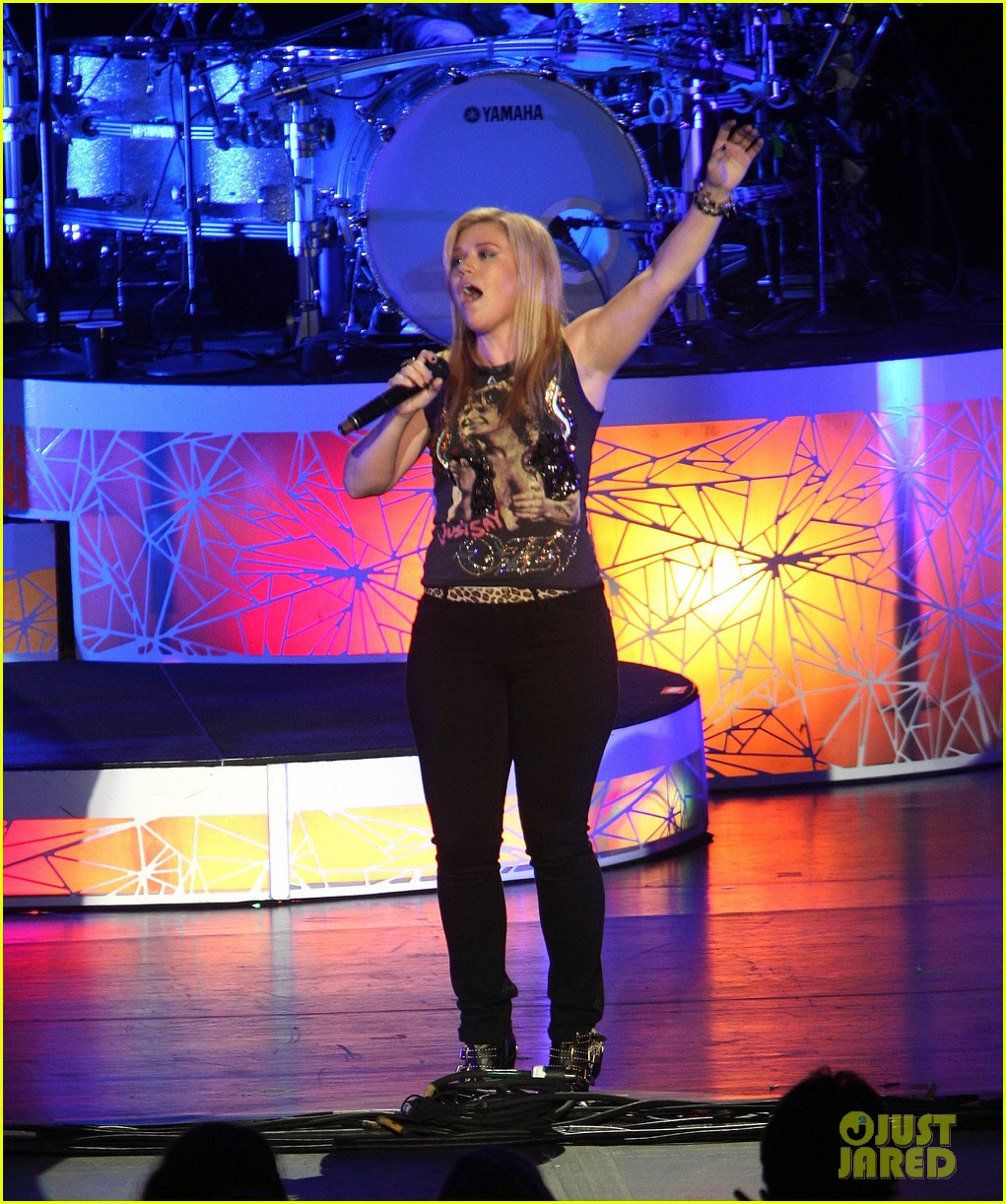 Kelly Clarkson 2012 Concert