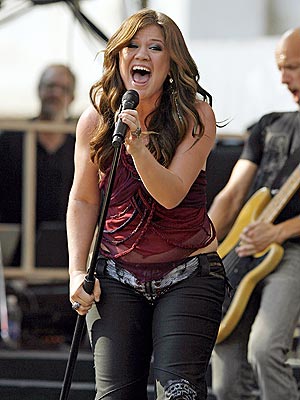 Kelly Clarkson Hot Pics