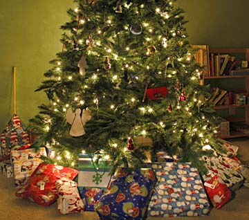 Pictures Of Christmas Trees With Gifts