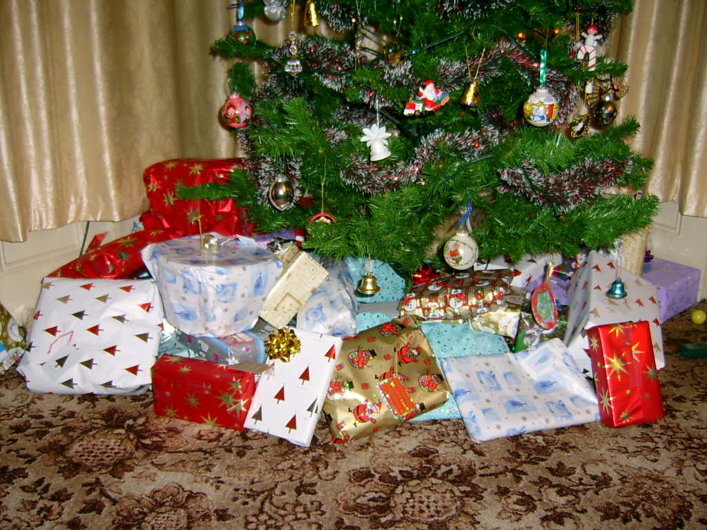 Pictures Of Christmas Trees With Gifts