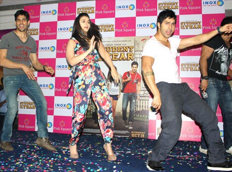 Siddharth Malhotra And Alia Bhatt Kiss In Student Of The Year